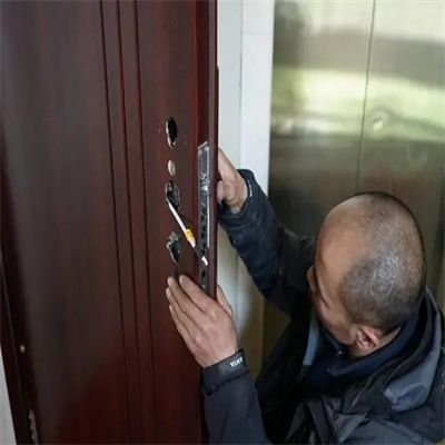 东港区开锁公司：防盗门有钥匙打不开怎么办？